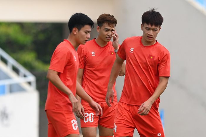  Trong buổi tập, Bùi Hoàng Việt Anh vẫn phải băng vết thương gần mắt 