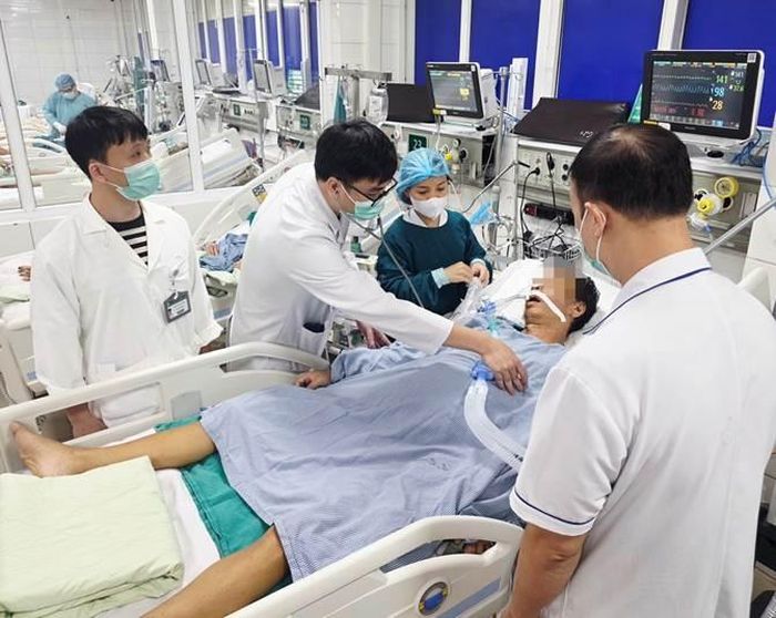 Người bệnh viêm gan giai đoạn nặng cần sự hỗ trợ của máy móc tại phòng ICU. Ảnh: BVCC.
