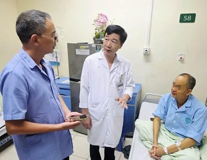 TS.BS Đỗ Văn Thành, Phó Viện trưởng Viện Y học nhiệt đới Bạch Mai tư vấn cho người bệnh viêm gan và thân nhân. Ảnh: BVCC.
