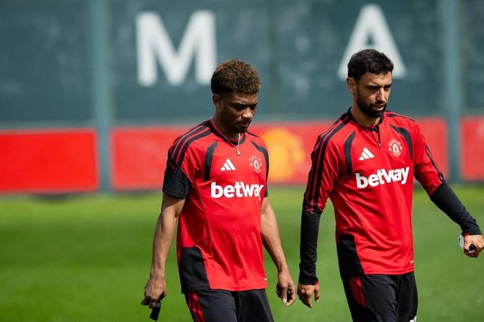 Đội trưởng Bruno Fernandes hội quân tại Carrington
