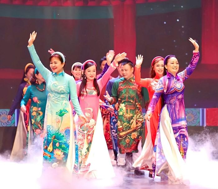 Màn trình diễn áo dài của nhà thiết kế Nguyễn Việt Hùng cùng các nghệ sĩ nổi tiếng của sân khấu đã gây ấn tượng tại chương trình chào mừng Đại hội Hội Nghệ sĩ Sân khấu Việt Nam lần thứ X