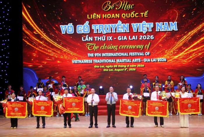 Ban tổ chức trao huy chương, giấy chứng nhận, cờ toàn đoàn cho các VĐV, HLV và các đơn vị đạt thành tích xuất sắc tại Giải Vô địch các CLB Võ cổ truyền Quốc gia lần thứ XV năm 2026