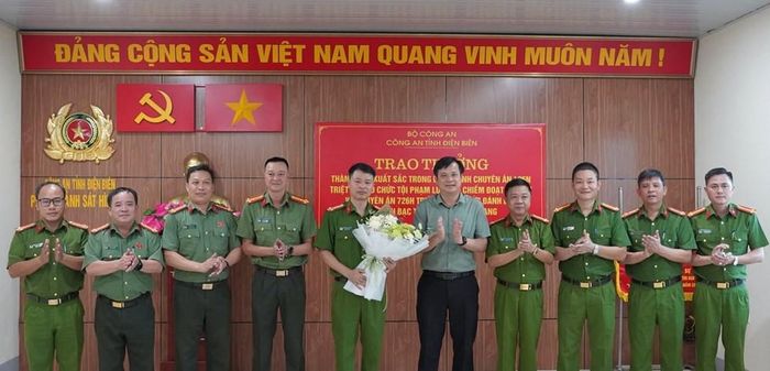 Ông Lò Văn Cương, Phó Chủ tịch Thường trực UBND tỉnh Điện Biên biểu dương, chúc mừng lực lượng tham gia đấu tranh, triệt phá thành công 2 tổ chức tội phạm xuyên quốc gia. Ảnh: Công an tỉnh Điện Biên
