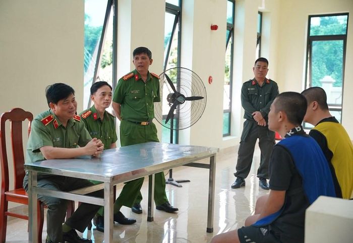 Thiếu tướng Vũ Văn Đấu, Giám đốc Công an tỉnh Điện Biên trực tiếp lấy lời khai của các đối tượng trong chuyên án. Ảnh: Công an tỉnh Điện Biên