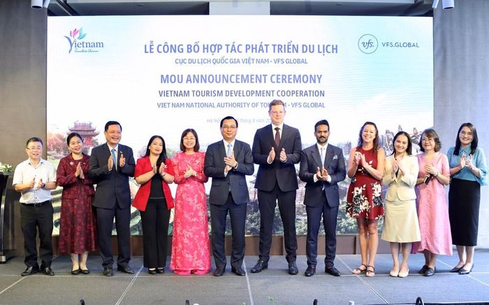 Các đại biểu chụp ảnh lưu niệm