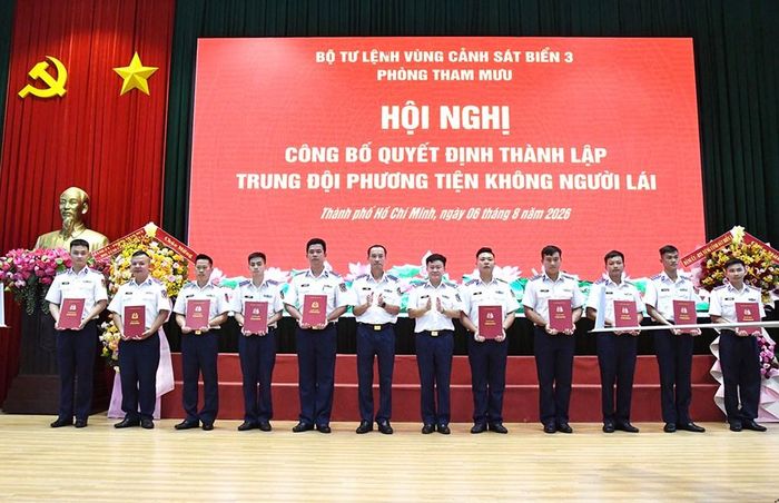 Thủ trưởng Bộ Tư lệnh Vùng Cảnh sát biển 3 trao quyết định cho cán bộ, chiến sĩ Trung đội Phương tiện không người lái