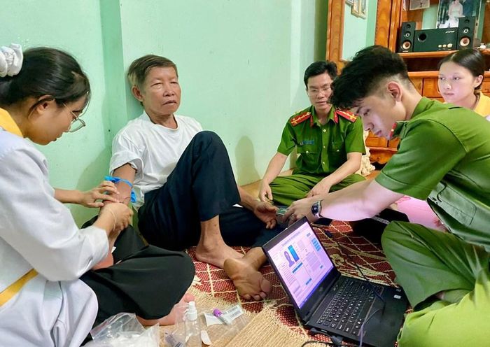 Lực lượng Công an tỉnh Thanh Hóa phối hợp với ngành y tế thu nhận mẫu ADN của thân nhân liệt sĩ tại nhà, góp phần xây dựng cơ sở dữ liệu phục vụ xác định danh tính hài cốt liệt sĩ. Ảnh: Công an Thanh Hóa