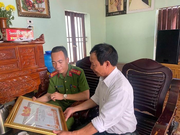 Gia đình liệt sĩ Đặng Công Nễ đón nhận tin vui sau nhiều năm chờ đợi khi danh tính và hài cốt của liệt sĩ được xác định bằng giám định ADN. Ảnh: Công an Thanh Hóa