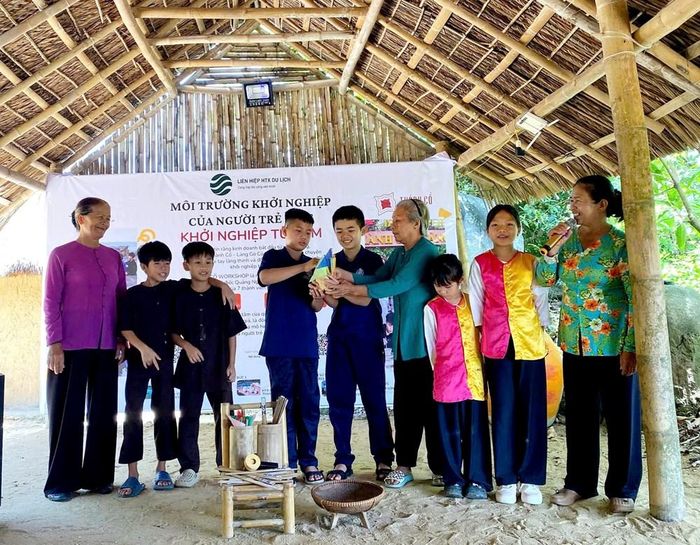 Bài chòi trở thành cầu nối đưa du khách đến gần hơn với văn hóa và con người làng Gò Cỏ