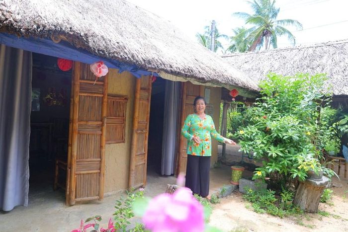 Bà Bùi Thị Sen say sưa cất lên những câu hô bài chòi