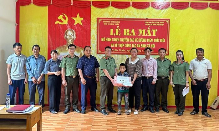 Trao quà, nhận đỡ đầu em Vàng Chẩn Khánh, học sinh Trường PTDT Bán trú Tiểu học Nghĩa Thuận tại Lễ ra mắt mô hình ở thôn Ma Sào Phố