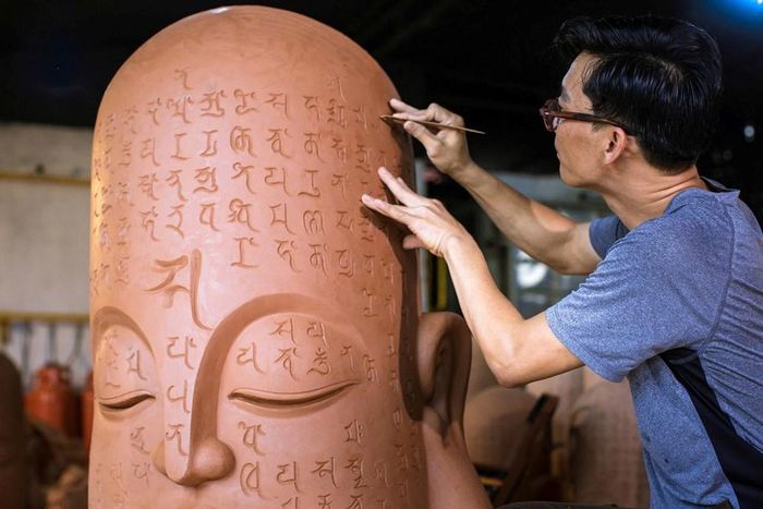 50 tác phẩm "Kinh Gốm" được lấy cảm hứng từ khuôn diện Phật khắc chìm 365 chữ Chú Đại Bi