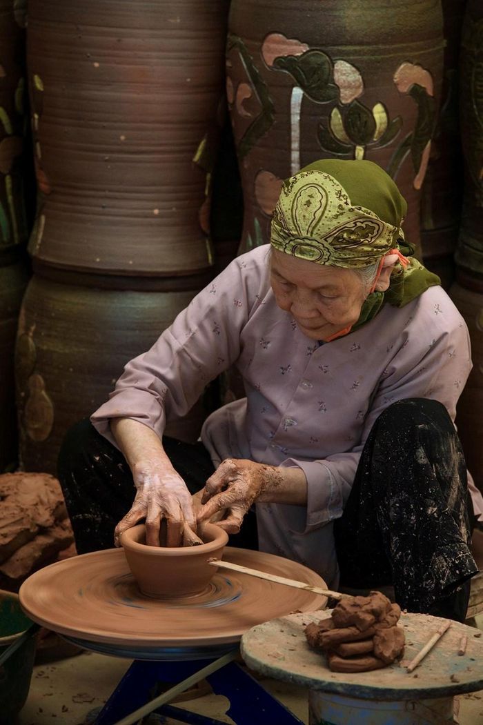 Đằng sau mỗi tác phẩm là hành trình miệt mài gìn giữ hồn gốm Việt qua nhiều thế hệ