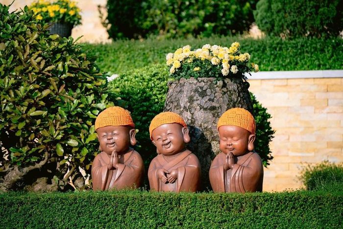 Các tác phẩm gốm Chú Tiểu được trưng bày trên đỉnh núi Bà Đen
