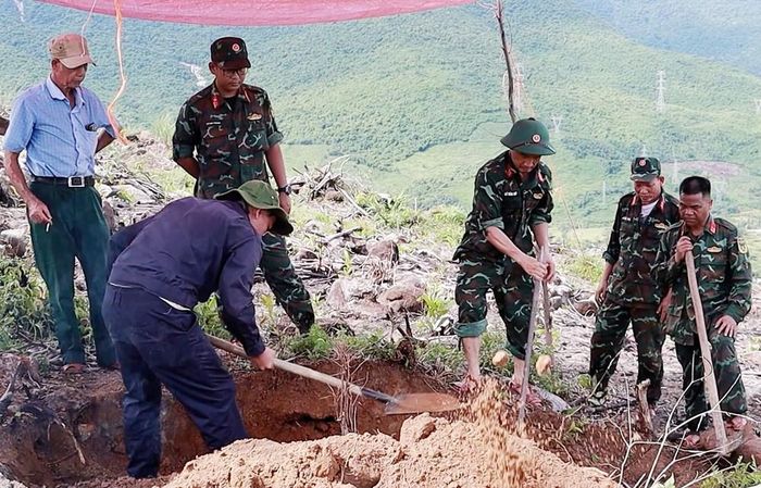 Lực lượng chức năng tìm kiếm hài cốt liệt sĩ trên địa bàn xã Chân Mây - Lăng Cô, TP. Huế. Ảnh: L.Sáu