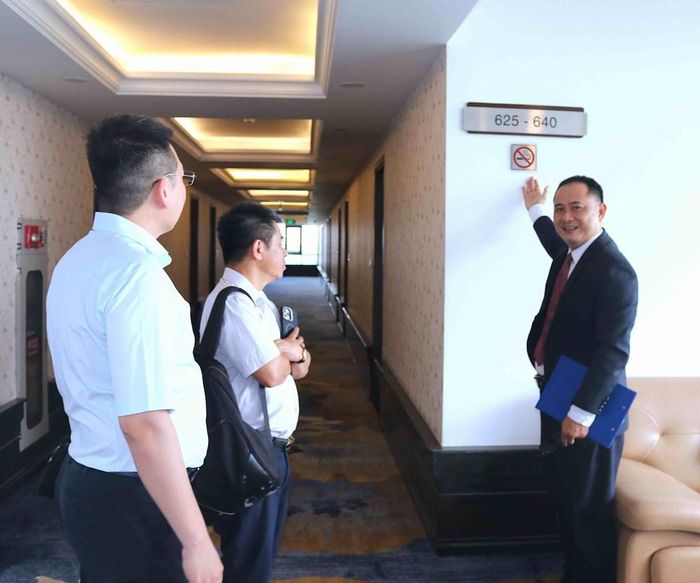 Ông Nguyễn Ngọc Thạch giới thiệu biển cấm hút thuốc tại các khu vực của Khách sạn Becamex New City