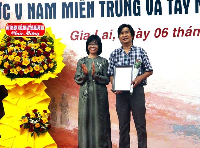 Bà Nguyễn Thị Thanh Lịch, Phó Chủ tịch UBND tỉnh Gia Lai trao giải A cho tác phẩm “Nở trong cấu trúc” của tác giả Lê Trọng Nghĩa
