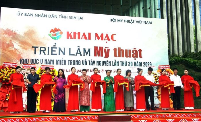 Các đại biểu cắt băng khai mạc triển lãm