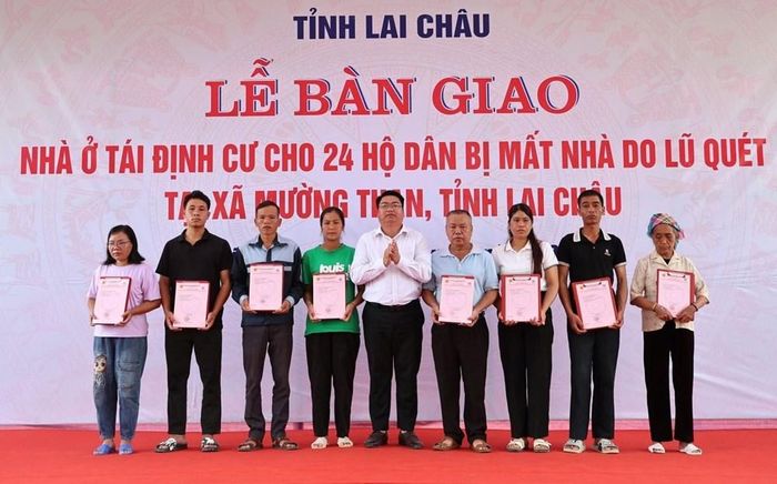 Lãnh đạo xã Mường Than trao Giấy chứng nhận quyền sử dụng đất cho các hộ dân, tạo điều kiện để người dân yên tâm sinh sống lâu dài tại nơi ở mới