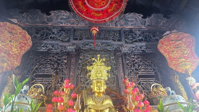 Bức tượng thờ Cô Chín Suối Rồng