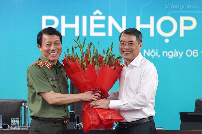 Đại tướng Lương Tam Quang, Bộ trưởng Bộ Công an, Phó Trưởng ban Thường trực Ban Chỉ đạo An ninh mạng quốc gia, tặng hoa chúc mừng Thủ tướng Lê Minh Hưng, Trưởng ban Chỉ đạo An ninh mạng quốc gia. Ảnh: VGP