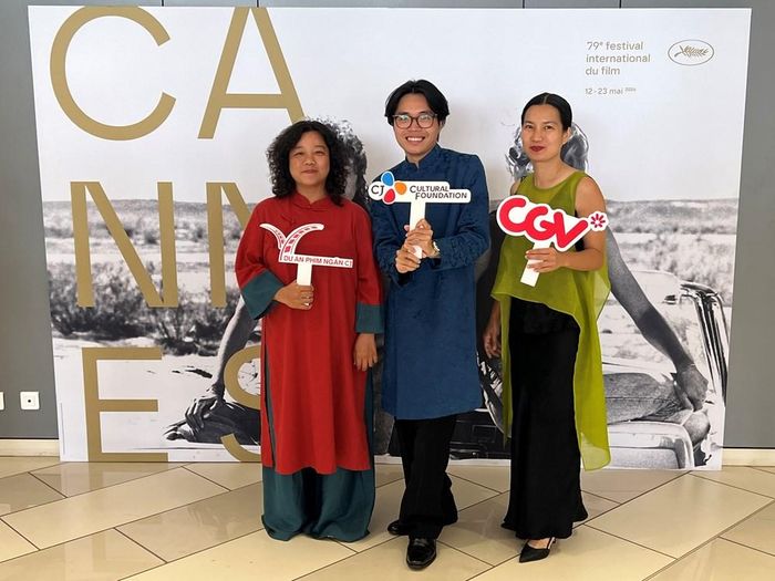 Đạo diễn Nguyễn Thiên Ân (đứng giữa) tại LHP Cannes 2026. Nguồn ảnh: NVCC