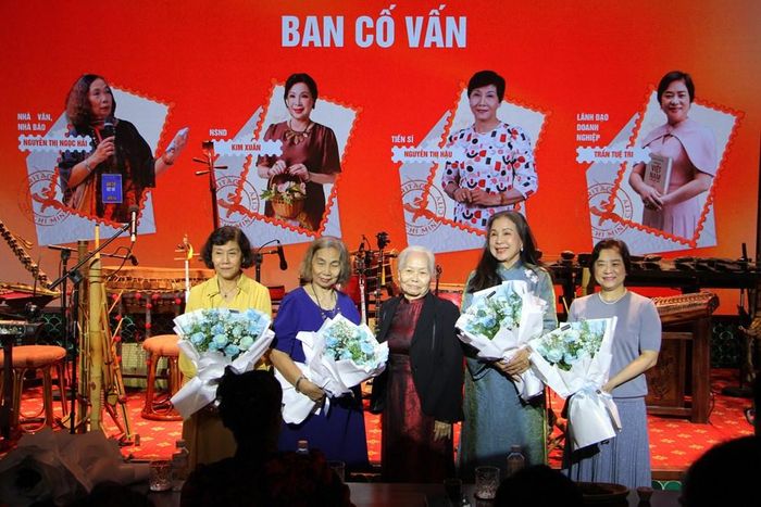 Chủ tịch Hội Di sản Văn hóa TP.HCM Lê Tú Cẩm tặng hoa các thành viên Ban cố vấn