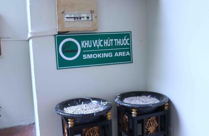 Khu vực được hút thuốc tại Khách sạn REX