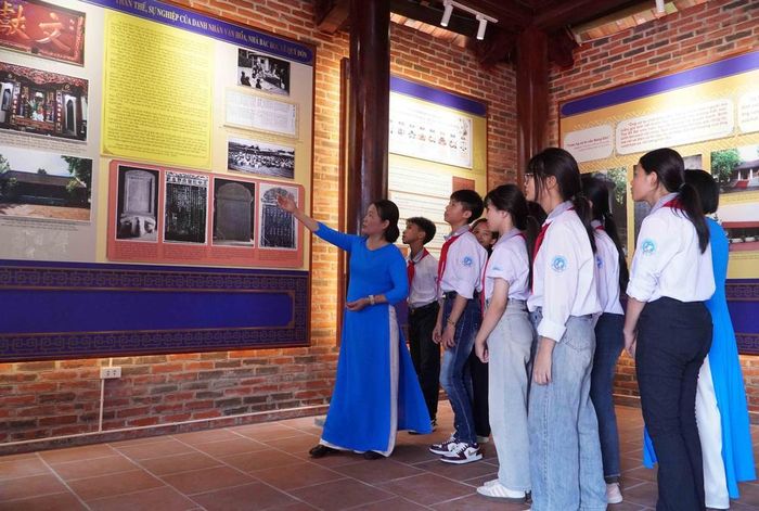 Cô, trò trường THCS Hồng An, xã Lê Quý Đôn tại triển lãm. Ảnh: Nguyễn Công Hải - TTXVN