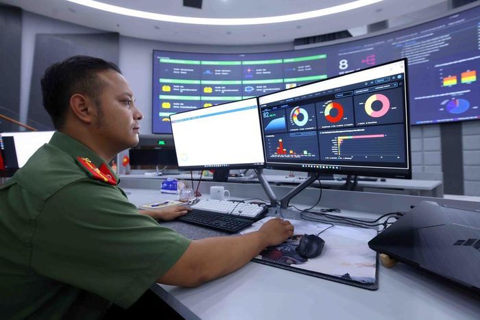 Cán bộ, chiến sĩ Cục An ninh mạng và phòng, chống tội phạm sử dụng công nghệ cao theo dõi biểu đồ xu hướng mã độc, đánh giá trực tiếp các nguy cơ trên không gian ảo. Ảnh: Phạm Kiên - TTXVN