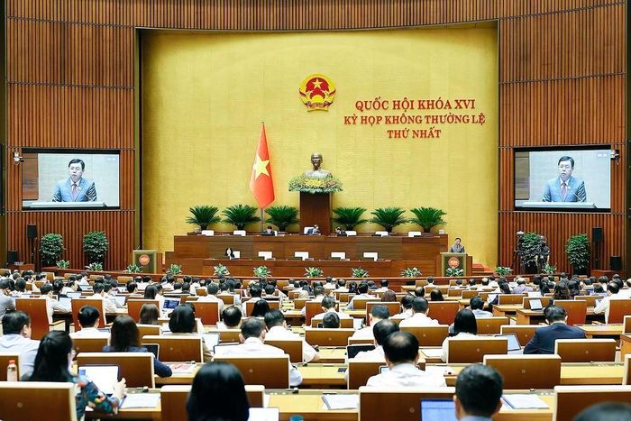 Bộ trưởng Bộ Nội vụ Nguyễn Tiến Hải, thừa ủy quyền của Thủ tướng Chính phủ trình bày tờ trình về 02 nội dung: việc thành lập thành phố Quảng Ninh; việc thành lập thành phố Bắc Ninh . Ảnh: Doãn Tấn - TTXVN