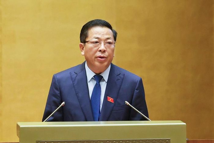 Bộ trưởng Bộ Xây dựng Trần Hồng Minh, thừa ủy quyền của Thủ tướng Chính phủ trình bày tờ trình về 02 nội dung: Chủ trương đầu tư Dự án đầu tư xây dựng đường Vành đai 5 - Vùng Thủ đô Hà Nội; việc điều chỉnh chủ trương đầu tư Dự án đầu tư xây dựng tuyến đường sắt Lào Cai - Hà Nội - Hải Phòng. Ảnh: Doãn Tấn - TTXVN