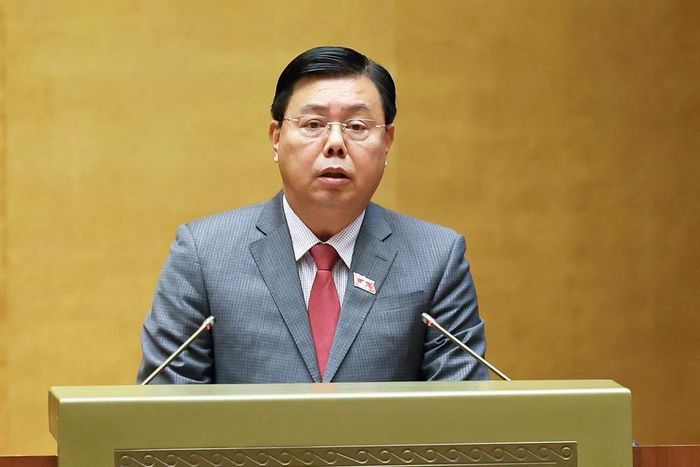 Bộ trưởng Bộ Nội vụ Nguyễn Tiến Hải, thừa ủy quyền của Thủ tướng Chính phủ trình bày tờ trình về 02 nội dung: việc thành lập thành phố Quảng Ninh; việc thành lập thành phố Bắc Ninh . Ảnh: Doãn Tấn - TTXVN