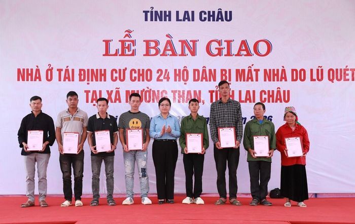 Chủ tịch xã Mường Than, tỉnh Lai Châu, Nguyễn Thị Thu Thủy trao Giấy chứng nhận quyền sử dụng đất và tài sản trên đất cho các hộ dân. Ảnh: Quý Trung - TTXVN
