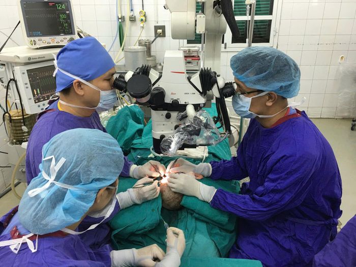 TS.BS Đào Văn Giang cùng ê-kíp phẫu thuật 10 năm trước. Ảnh: BVCC
