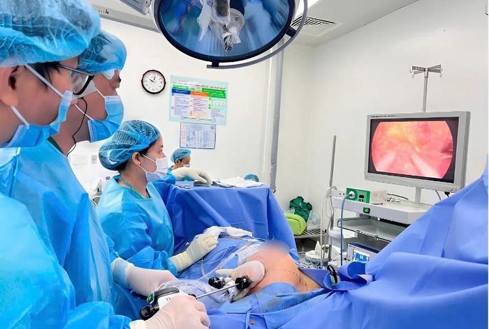 Các bác sĩ Bệnh viện Chợ Rẫy Thành phố Hồ Chí Minh thực hiện phẫu thuật nội soi cắt, đồng thời tái tạo tuyến vú cho người bệnh. Ảnh: TTXVN phát