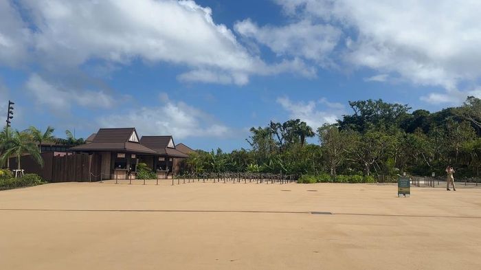 Junglia tạo cảm giác choáng ngợp đầu tiên với không gian sân mênh mông trước quầy bán vé vào cửa. Ảnh: Nguyễn Tuyến – Pv TTXVN tại Nhật Bản