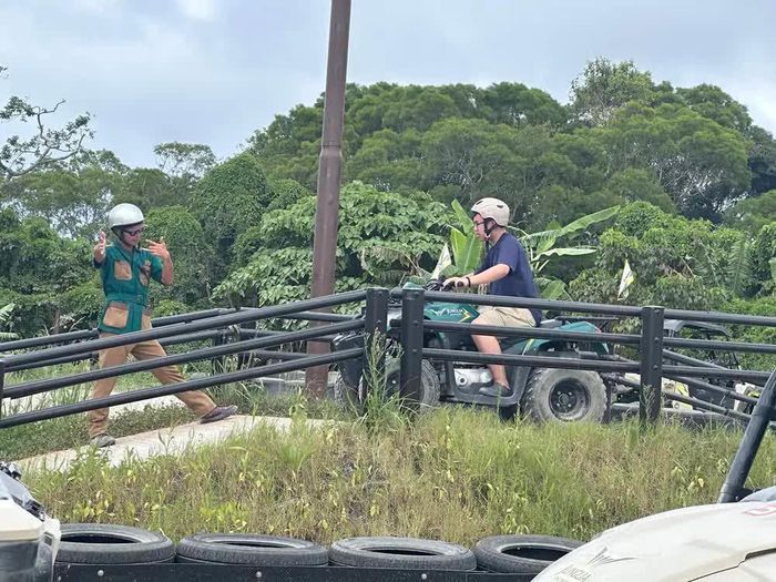 Hướng dẫn viên đang hướng dẫn du khách tham gia trò chơi Buggy voltage “Đường đua phiêu lưu đầy hứng khởi”. Ảnh: Nguyễn Tuyến – Pv TTXVN tại Nhật Bản