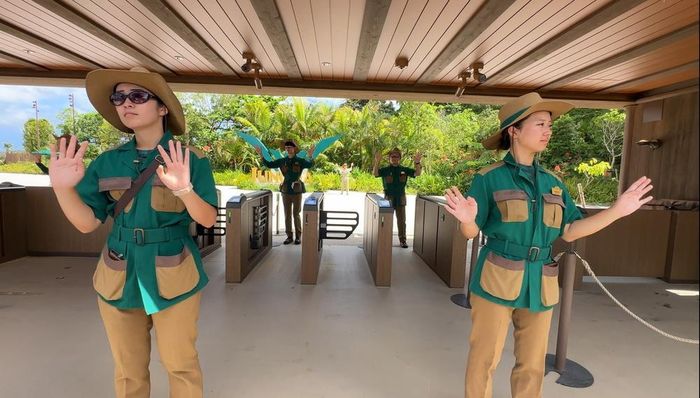 Nhân viên Junglia chào đón những du khách đầu tiên trong ngày. Ảnh: Nguyễn Tuyến – Pv TTXVN tại Nhật Bản