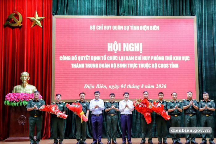 Thường trực Tỉnh ủy Điện Biên chúc mừng Chỉ huy 02 trung đoàn mới được thành lập. Ảnh Cổng TTĐT tỉnh Điện Biên