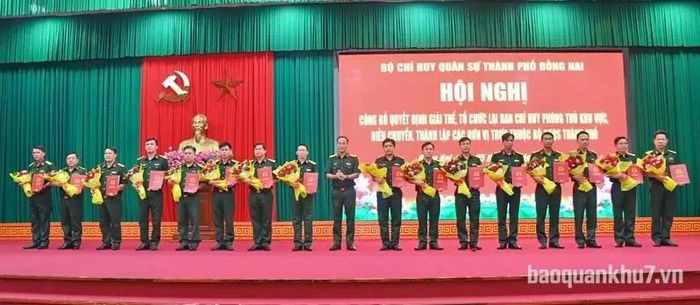 Đại tá Võ Thành Danh, Chỉ huy trưởng Bộ Chỉ huy Quân sự thành phố Đồng Nai trao quyết định điều động bổ nhiệm cán bộ.
