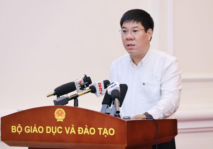  Cục trưởng Cục Quản lý chất lượng Huỳnh Văn Chương báo cáo tại họp báo 