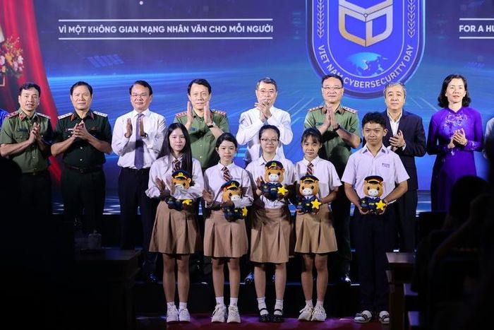 Thủ tướng cùng các đại biểu thực hiện nghi thức phát động chuỗi hoạt động Ngày An ninh mạng Việt Nam năm 2026 - Ảnh: VGP/Nhật Bắc