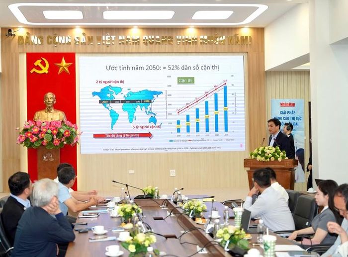 Các chuyên gia trao đổi thảo luận xu hướng trẻ hóa của tật khúc xạ tại Việt Nam và các giải pháp chăm sóc, điều chỉnh thị lực an toàn cho người trẻ trong môi trường số - Ảnh: VGP/HM