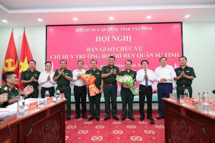 Lãnh đạo Quân khu 7, Thành ủy TP.Hồ Chí Minh và Tỉnh ủy Tây Ninh chúc mừng Đại tá Trần Văn Cư và Đại tá Nguyễn Thành Tâm bàn giao xong nhiệm vụ