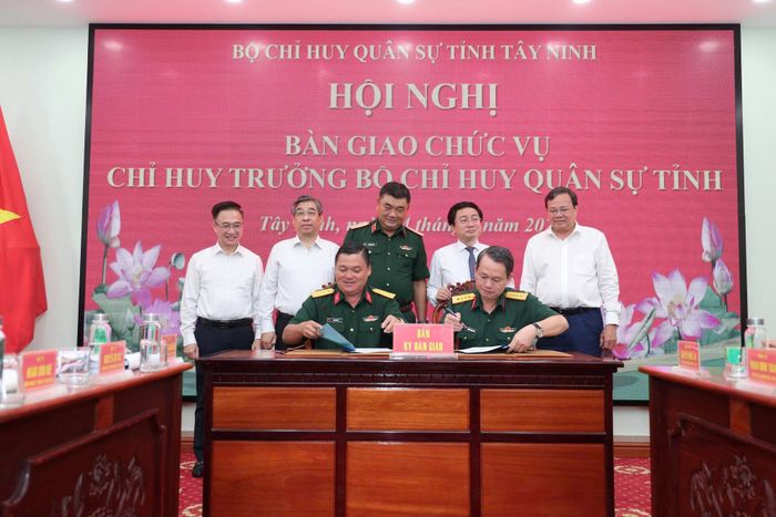 Đại tá Nguyễn Thành Tâm bàn giao chức vụ Chỉ huy trưởng Bộ Chỉ huy Quân sự tỉnh Tây Ninh cho Đại tá Trần Văn Cư