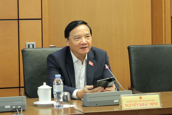 Ủy viên Trung ương Đảng, Phó Chủ tịch Quốc hội Nguyễn Khắc Định phát biểu tại Phiên thảo luận ở Tổ 4.