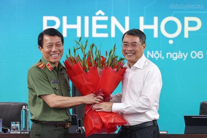 Đại tướng Lương Tam Quang, Bộ trưởng Bộ Công an, Phó Trưởng ban Thường trực Ban Chỉ đạo An ninh mạng quốc gia, tặng hoa chúc mừng Thủ tướng Lê Minh Hưng, Trưởng ban Chỉ đạo An ninh mạng quốc gia - Ảnh: VGP/Nhật Bắc