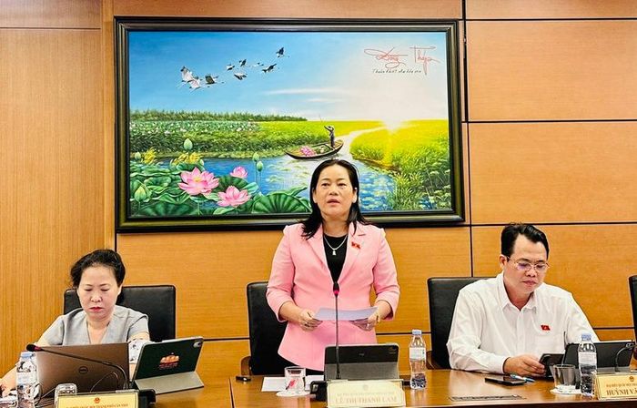 Đại biểu Lê Thị Thanh Lam (TP. Cần Thơ) góp ý tại buổi thảo luận Tổ 9 - Ảnh: VGP/Thùy Linh