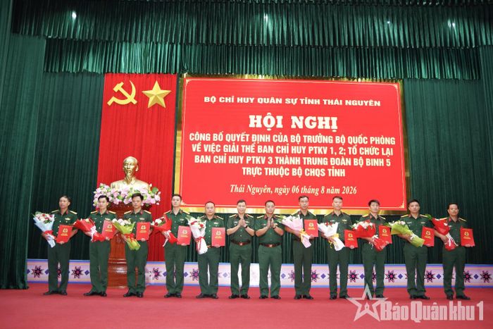 Lãnh đạo Bộ Chỉ huy quân sự tỉnh Thái Nguyên trao quyết định điều động, bổ nhiệm cán bộ về công tác tại Trung đoàn bộ binh 5. Ảnh: Báo Quân khu 1.
